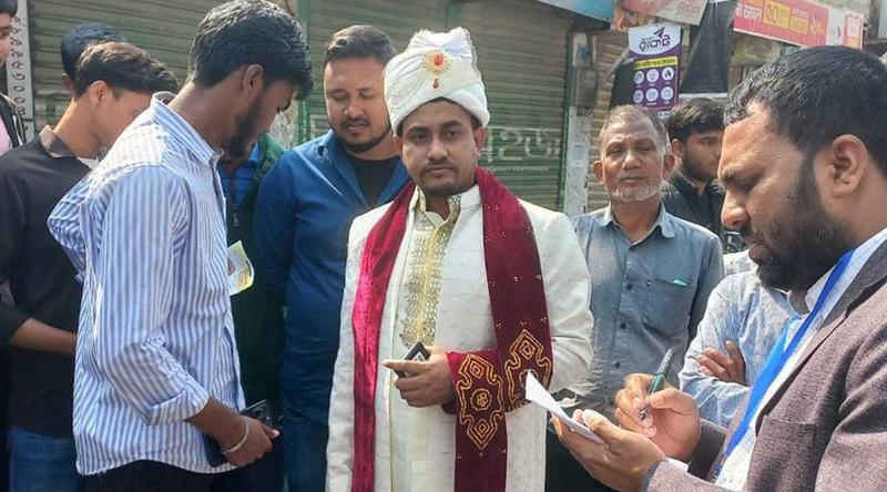 বিয়ের সাজে ভোটকেন্দ্রে গেলেন বর